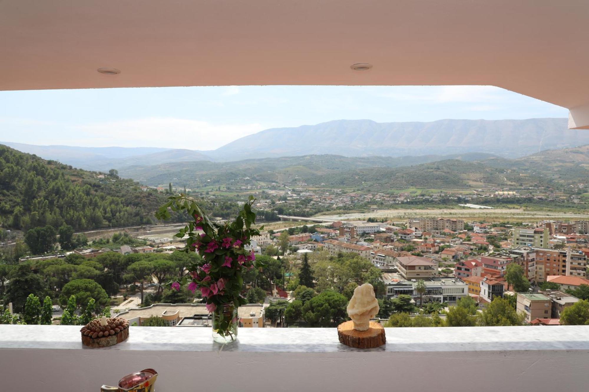 Vila Toska Berat Bagian luar foto