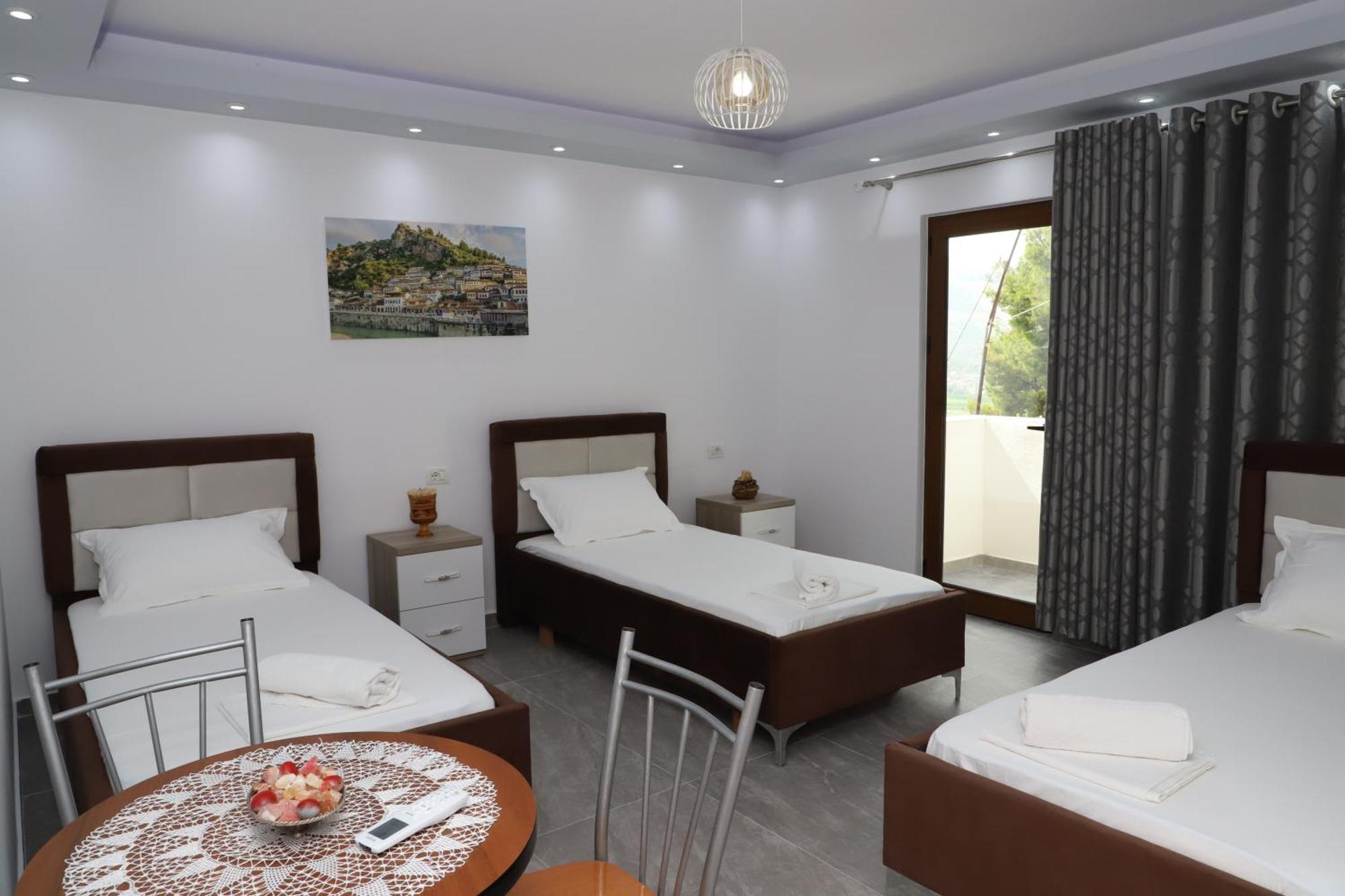 Vila Toska Berat Bagian luar foto