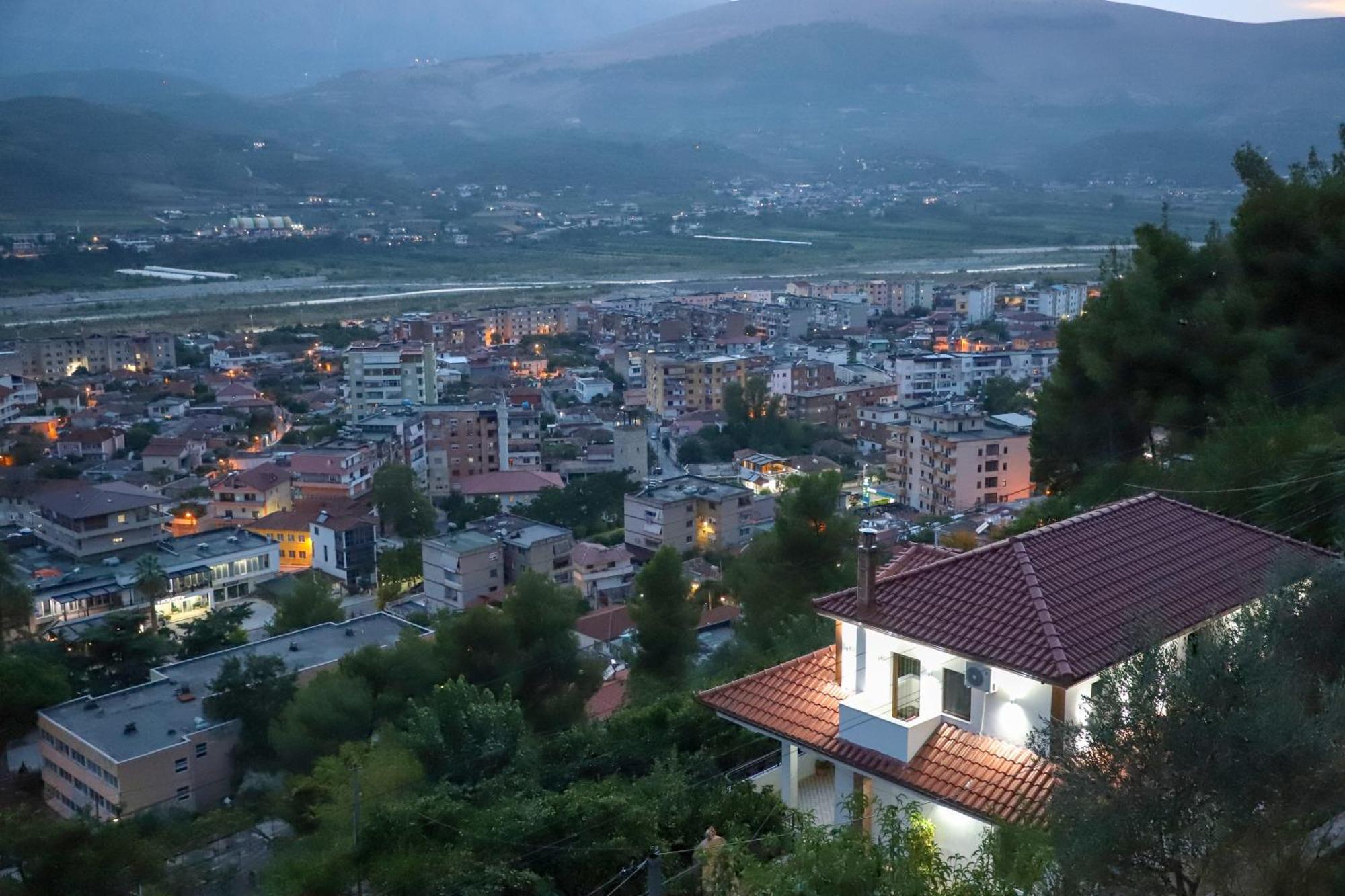 Vila Toska Berat Bagian luar foto